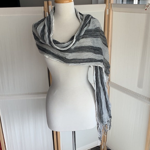 Light grey and white woven polyester scarf - Picture 3 of 10